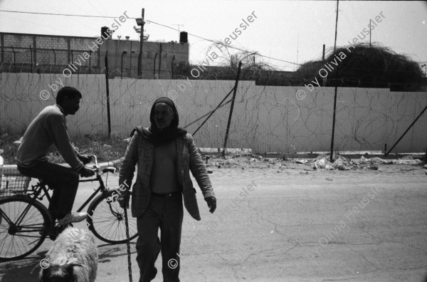 Image of sheet 19920280 photo 33: © 1992, Olivia Heussler / www.clic.li
Im Ost- Jerusalemer Stadtteil werden aus Protest gegen die Israelische Besatzungspolitik oft die Läden geschlosssen gehalten. Frau auf Gehsteig mit Kopftuch scarf Palästinenserin Fantastic Salon. Palästina 04.92 √ © 1992, Olivia Heussler 
From:  Out of Jerusalem / Jenseits von Jerusalem page Nr. : 43
Palestinians protest by closing down their shops in the eastern sector of the Old Town. Palestinian woman walks in front of a closed shop in Jerusalem 1992

RC Print returned by Libération, Paris 2015