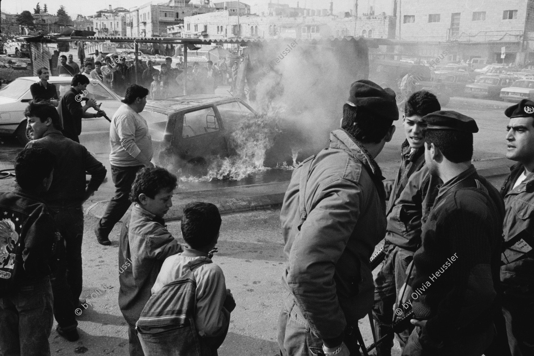 Image of sheet 19920280 photo 8: Oft werden  die neuen, für Siedler günstig erwerbbaren Autos, von jungen Palästinensern angezündet. Dieses Fahrzeug ist völlig ausgebrannt. east Ost- Jerusalem 04.92 Palestine √ Palästina

copyright by Olivia Heussler

Cars that are specially cheap and easy to obtain for new settlers are often set on fire by young Palestinians.