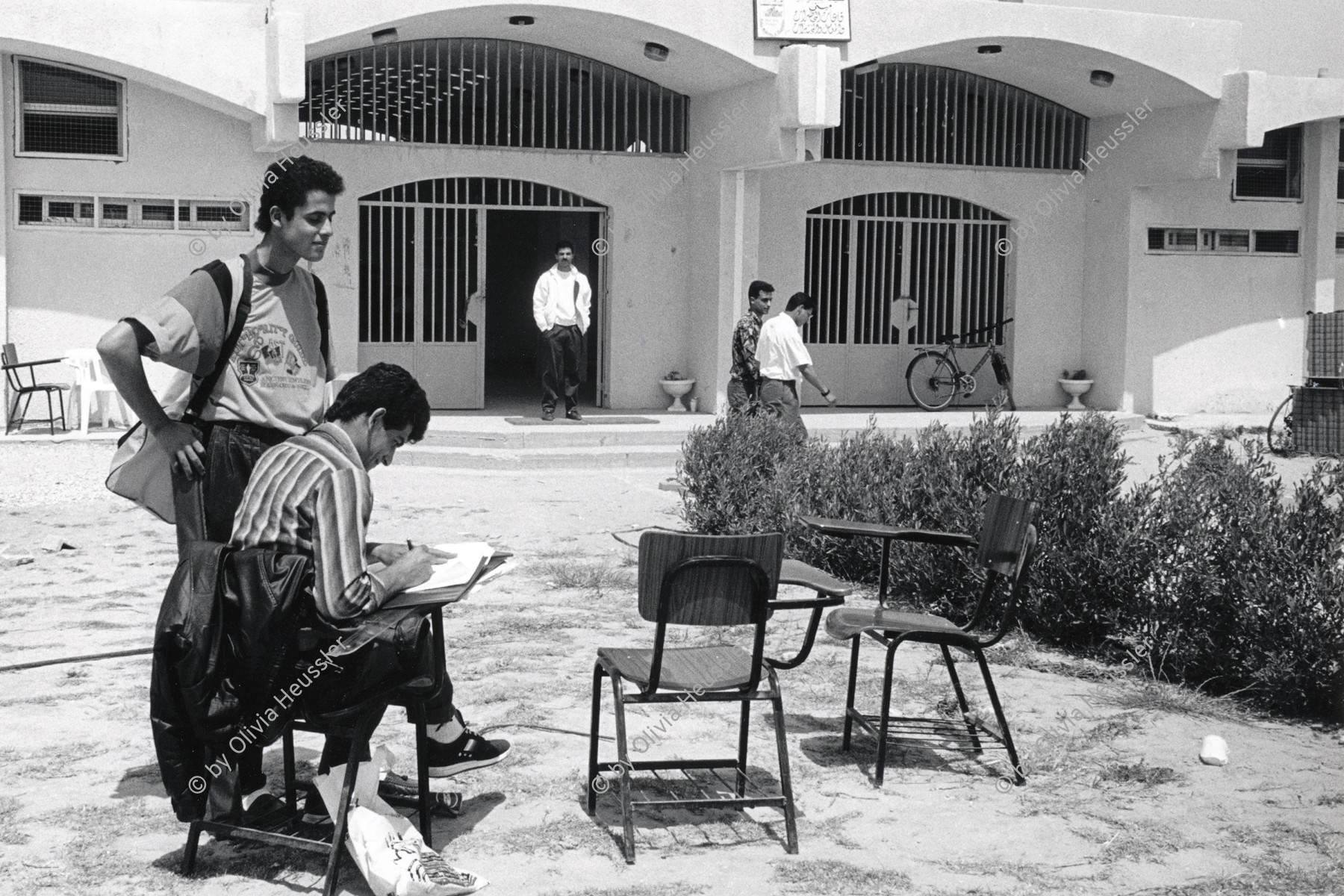 Image of sheet 19920290 photo 32: © 1992, Olivia Heussler / www.clic.li
Students sitting and studyng in the College of Sience and Technology, Khan Younis, Palestine Gaza Strip 1992 √
Diese jungen Studentinnen sind Stolz an der Schule für Technologie und Wissenschaft studieren zu können. Khan Younis, Gazastreifen Palästina 04.92.