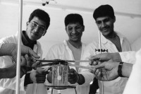 Image of sheet 19920290 photo 37: © 1992, Olivia Heussler / www.clic.li
Portrait: Dr. Hayder Abd el Shafi Siedlung, College of Sience and Technology, Khan Younis, Students school
Gaza Strip Palestine 1992
Diese jungen Studenten sind Stolz an der Schule für Technologie und Wissenschaft studieren zu können. 
These young students are pride able to study at the School of Technology and Science
Khan Younis, Gazastreifen Palästina 04.92 √