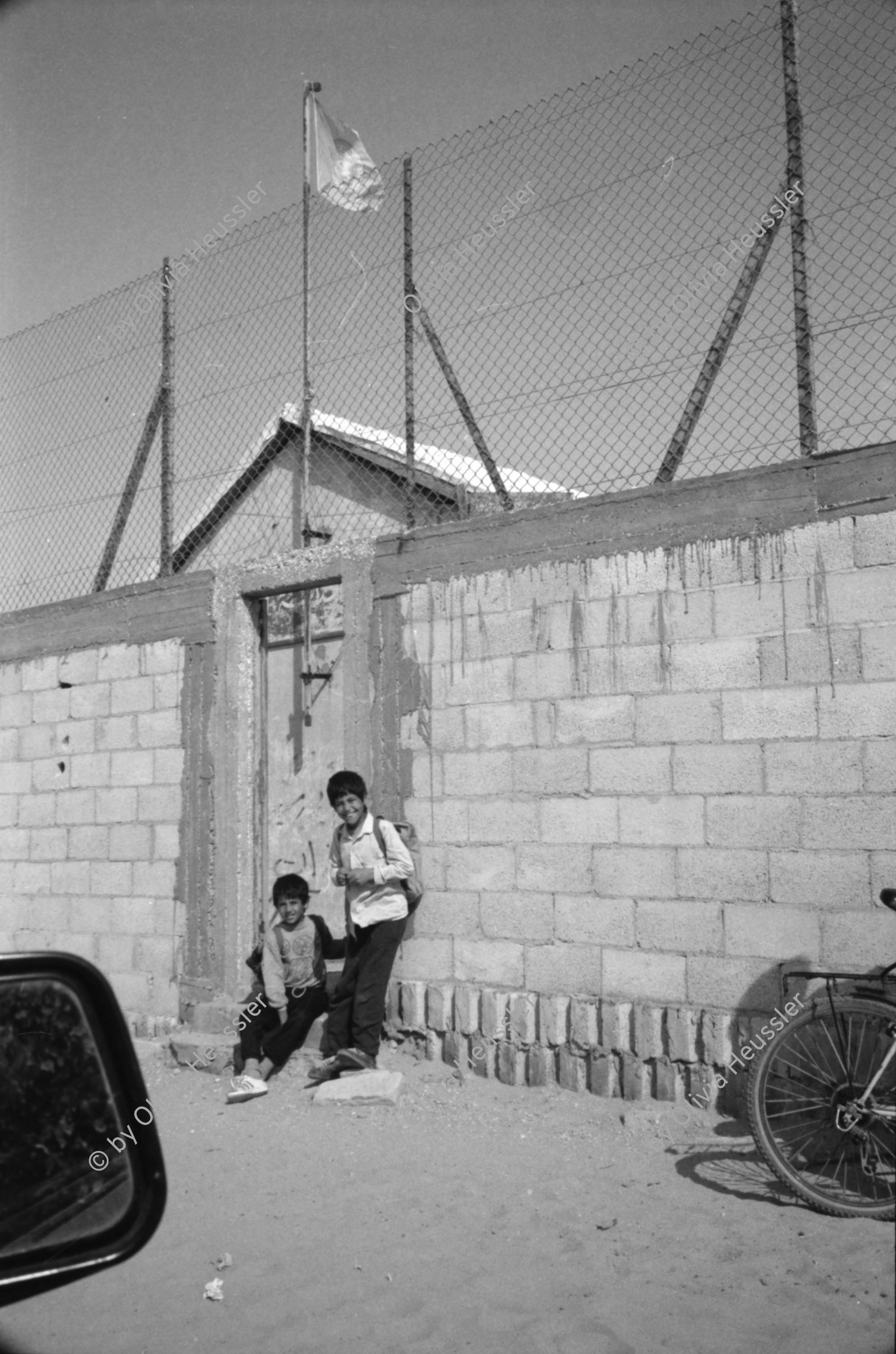 Image of sheet 19920300 photo 14: Eine offene Gift Abfallmulde direkt am Meer neben einem israelischen Hotel. Gazastreifen Palästina, 04.92
An open garbage dump environmentally destructive area by the sea. Gaza, Palestine 1992 √ israeli occupied territory
Umwelt zerstörung Umweltverschmutzung ambient toxic
© 1992, OLIVIA HEUSSLER / www.clic.li