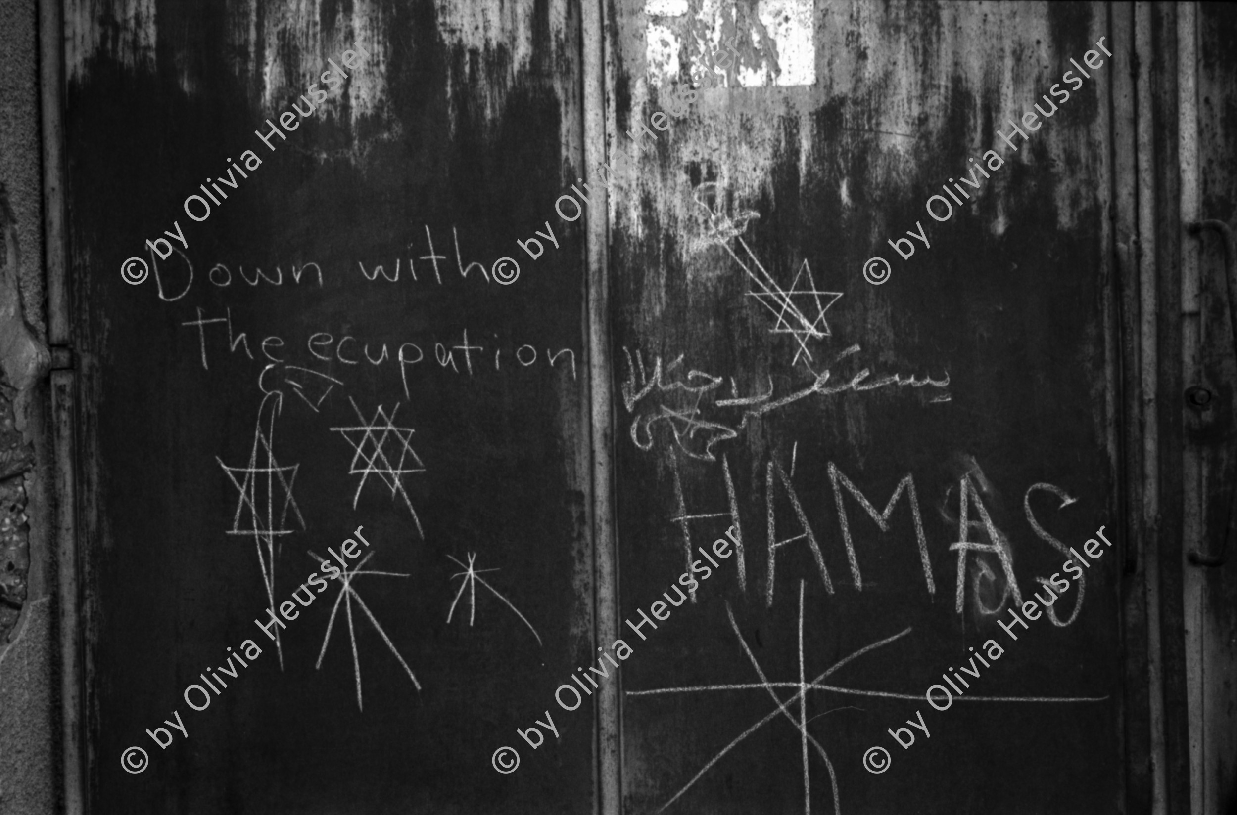 Image of sheet 19920300 photo 23: Khan Younis, Gazastreifen Palästina 04.92. Abfallgrube von Siedlung und Hotel Gosh Katif.Am Meer. Deir Balah, (Dattelbaum) Camp mit UNWRA station. Kinder Zeitungsverkäufer buben. Zeitungen verkaufen. Gasflasche.Beduine auf Feld. Villa. Abfall in Gaza. Falaffelverkäufer mit Jerusalem T-Shirt. Fleisch. 1992 Gaza Strip Streifen 1992
Eine offene Gift Abfallmulde direkt am Meer neben einem israelischen Hotel. Gazastreifen Palästina, 04.92
An open garbage dump environmentally destructive area by the sea. Gaza, Palestine israeli occupied territory
Umwelt zerstörung Umweltverschmutzung ambient toxic
In einem Flüchtlingslager bei Khan Younis, Gazastreifen
In a Refugee Camp near Deir Balah. Palestine Gaza strip israeli occupied Palestine woman mother kids children knits kniting palestinian kopftuch headscarf black arabic arabs arab