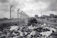 Image of sheet 19920300 photo 30: © 1992, Olivia Heussler / www.clic.li
In Gaza ist das Abfallproblem nicht gelöst. Immer wieder fahre ich in Wohnquartieren an Bergen von stinkendem Müll Abfall vorbei. Gaza, Palästina 04.92 Umwelt Klima Gift Verschmutzung
The garbage in the refugee camps is a major problem in Gaza Strip.
Jabalia Camp (Arabic: مخيّم جباليا‎) is a Palestinian refugee camp located 3 kilometers (1.9 mi) north of Jabalia. The refugee camp is in the North Gaza Governorate, Gaza Strip. According to the Palestinian Central Bureau of Statistics, the camp had a population of 93,455 in mid-year 2006

Gazastreifen, bei Jabalia Camp. Palästina 04.92 Gaza strip Palestine 1992 √
On the way to the Jabalia-Camp I cross several overloaded trashcan. fence
An open garbage dump environmentally destructive Gaza israeli occupied territory Umwelt zerstörung Umweltverschmutzung ambient toxic In einem Flüchtlingslager Refugee camp refugees strip israeli occupied territory
Aus: Out of Jerusalem / Jenseits von Jerusalem page 109

Print retourned by Libération, Paris 2015
