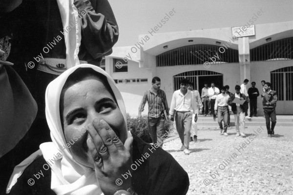 Image of sheet 19920300 photo 7: Eine junge Studentin in der Schule für Technologie und Wissenschaft in Khan Younis. Gazastreifen, 04.92.Dr. Hayder Abd el Shafi Siedlung
A young female student of the School of Technology and Science in Khan Yunis. One of many here who is a member of the Hamas. Headscarf Kopftuch 1992 √ Palestine occupied territory woman women 


RC Print returned by Libération, Paris 2015