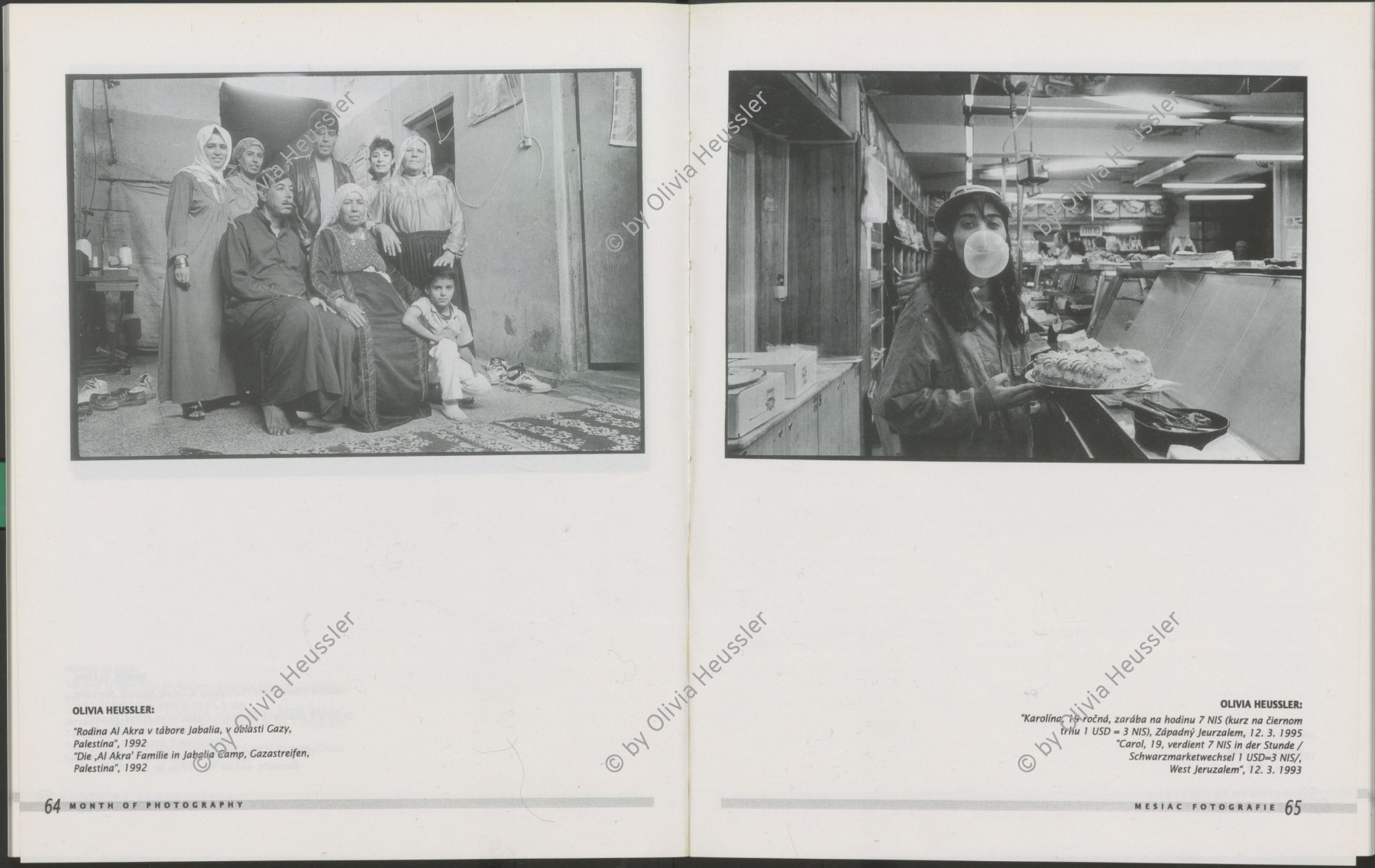 Image of sheet 19920310 photo 11: Die Familie 'Al Akra' im Jabalia Refugee Camp, Gaza, Palästina 1992.

Family streifen, strip Palestine 1992 Gruppenbild
A Palestinian family at their home in Jabalia refugee camp, Gaza

zurück von Libération, Paris 2015

book