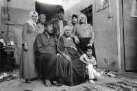 Image of sheet 19920310 photo 11: Die Familie 'Al Akra' im Jabalia Camp. Gazastreifen, Palästina 04.92 Family 
Gaza streifen, Palästina 04.92 Gaza strip Palestine 1992 Gruppenbild
A Palestinian family at their home in Jabalia refugee camp, Gaza


zurück von Libération, Paris 2015