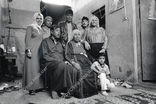 Image of sheet 19920310 photo 11: Die Familie 'Al Akra' im Jabalia Camp. Gazastreifen, Palästina 04.92 Family 
Gaza streifen, Palästina 04.92 Gaza strip Palestine 1992 Gruppenbild
A Palestinian family at their home in Jabalia refugee camp, Gaza


zurück von Libération, Paris 2015