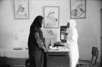 Image of sheet 19920310 photo 20: Jabalia-Camp wurde 1951 gebaut. 63000 Einwohner Innen. Al Akra Familie. Schneiderinnen. ab 17, Zahnärztin in Ein Duke Klinik bei Jericho. Westbank. El Ojer Klinik. Dr. Ousama Salah. Jiftlik, Gesundheitstag in Unrwa Schule. 1992 Palästina 04.92. Gazastreifen, Khan Younis Palästina 04.92 Gaza strip Palestine 1992 
Aus: Out of Jerusalem/ Jenseits von Jerusalem
Das Hilfswerk der Vereinten Nationen für Palästina-Flüchtlinge im Nahen Osten (engl.:United Nations Relief and Works Agency for Palestine Refugees in the Near East, kurz UNRWA) ist ein temporäres Hilfsprogramm der Vereinten Nationen (UN), das seit seiner Gründung 1949 regelmäßig um drei Jahre verlängert wurde (zuletzt bis zum 30. Juni 2008). Der Hauptsitz des Hilfswerkes war zunächst Beirut, wurde 1978 aufgrund der Unruhen im Libanon nach Wien und 1996 weiter nach Gaza verlegt.

al-Jiftlik (Arabic: الجفتلك‎) is a Palestinian town in the West Bank's Jordan Rift Valley several kilometers from the Jordanian border. According to the PCBS statistics for 2006, it was home to 4,401 and set on an area of 81,283 metric dunum.