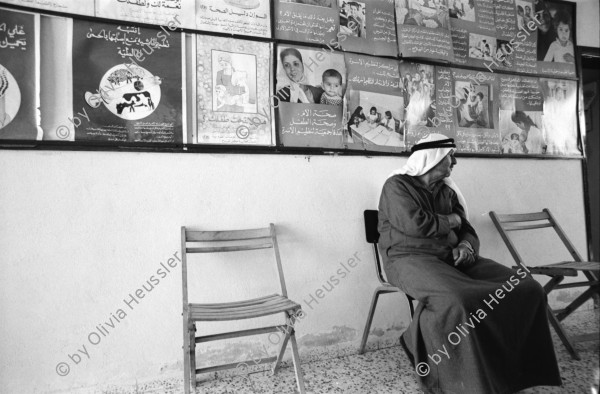 Image of sheet 19920310 photo 24: Jabalia-Camp wurde 1951 gebaut. 63000 Einwohner Innen. Al Akra Familie. Schneiderinnen. ab 17, Zahnärztin in Ein Duke Klinik bei Jericho. Westbank. El Ojer Klinik. Dr. Ousama Salah. Jiftlik, Gesundheitstag in Unrwa Schule. 1992 Palästina 04.92. Gazastreifen, Khan Younis Palästina 04.92 Gaza strip Palestine 1992 
Aus: Out of Jerusalem/ Jenseits von Jerusalem
Das Hilfswerk der Vereinten Nationen für Palästina-Flüchtlinge im Nahen Osten (engl.:United Nations Relief and Works Agency for Palestine Refugees in the Near East, kurz UNRWA) ist ein temporäres Hilfsprogramm der Vereinten Nationen (UN), das seit seiner Gründung 1949 regelmäßig um drei Jahre verlängert wurde (zuletzt bis zum 30. Juni 2008). Der Hauptsitz des Hilfswerkes war zunächst Beirut, wurde 1978 aufgrund der Unruhen im Libanon nach Wien und 1996 weiter nach Gaza verlegt.

al-Jiftlik (Arabic: الجفتلك‎) is a Palestinian town in the West Bank's Jordan Rift Valley several kilometers from the Jordanian border. According to the PCBS statistics for 2006, it was home to 4,401 and set on an area of 81,283 metric dunum.