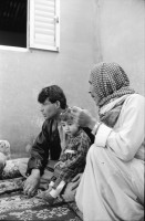 Image of sheet 19920310 photo 3: Jabalia-Camp wurde 1951 gebaut. 63000 Einwohner Innen. Al Akra Familie. Schneiderinnen. ab 17, Zahnärztin in Ein Duke Klinik bei Jericho. Westbank. El Ojer Klinik. Dr. Ousama Salah. Jiftlik, Gesundheitstag in Unrwa Schule. 1992 Palästina 04.92. Gazastreifen, Khan Younis Palästina 04.92 Gaza strip Palestine 1992 
Aus: Out of Jerusalem/ Jenseits von Jerusalem
Das Hilfswerk der Vereinten Nationen für Palästina-Flüchtlinge im Nahen Osten (engl.:United Nations Relief and Works Agency for Palestine Refugees in the Near East, kurz UNRWA) ist ein temporäres Hilfsprogramm der Vereinten Nationen (UN), das seit seiner Gründung 1949 regelmäßig um drei Jahre verlängert wurde (zuletzt bis zum 30. Juni 2008). Der Hauptsitz des Hilfswerkes war zunächst Beirut, wurde 1978 aufgrund der Unruhen im Libanon nach Wien und 1996 weiter nach Gaza verlegt.

al-Jiftlik (Arabic: الجفتلك‎) is a Palestinian town in the West Bank's Jordan Rift Valley several kilometers from the Jordanian border. According to the PCBS statistics for 2006, it was home to 4,401 and set on an area of 81,283 metric dunum.