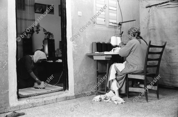 Image of sheet 19920310 photo 6: Viele palästinensiche Frauen, die früher in Israel gearbeitet haben und jetzt nicht mehr regelmässig an ihrem Arbeitsplatz sein können, arbeiten zu Hause. Gaza, Jabalia Camp 04.92