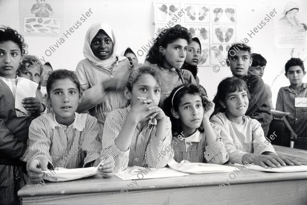 Image of sheet 19920320 photo 7: Die SchülerInnen in der UNRWA Schule kriegen von der Union of Palestinian Medical Relief Comitee eine ärztliche Jahreskontrolle. 
Mädchen Schule 


medical health check school girls and boys children students palestine occupied territory room Palestine hairscarf Group Gruppenbild
From:  Out of Jerusalem / Jenseits von Jerusalem page Nr. : 69
ohne Aufkleber
Exhibition: Out of Jerusalem, Centre Culturel Francais, Jerusalem. Galerie les trois folles, Zürich