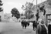 Image of sheet 19920330 photo 3: Diese Frauen nehmen an einem Beerdigungs umzug in Bir Zeit teil.
These women take part in a funeral. 
 04. 1992 √
Birzeit (Arabic: بيرزيت‎) (also written Bir Zeit) is a Palestinian town near Ramallah in the central West Bank. Its population in the 2007 census was 4529. Birzeit is a traditional Christian town. Its history dates back to the Byzantine era and earlier