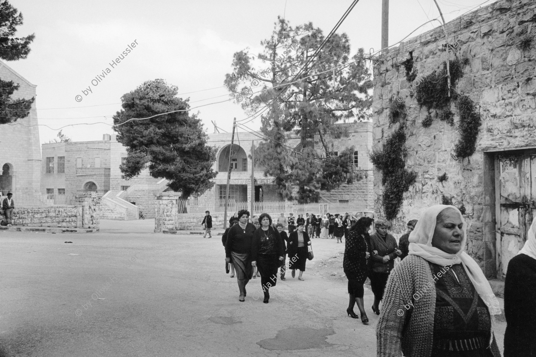 Image of sheet 19920330 photo 3: Diese Frauen nehmen an einem Beerdigungs umzug in Bir Zeit teil.
These women take part in a funeral. 
 04. 1992 √
Birzeit (Arabic: بيرزيت‎) (also written Bir Zeit) is a Palestinian town near Ramallah in the central West Bank. Its population in the 2007 census was 4529. Birzeit is a traditional Christian town. Its history dates back to the Byzantine era and earlier