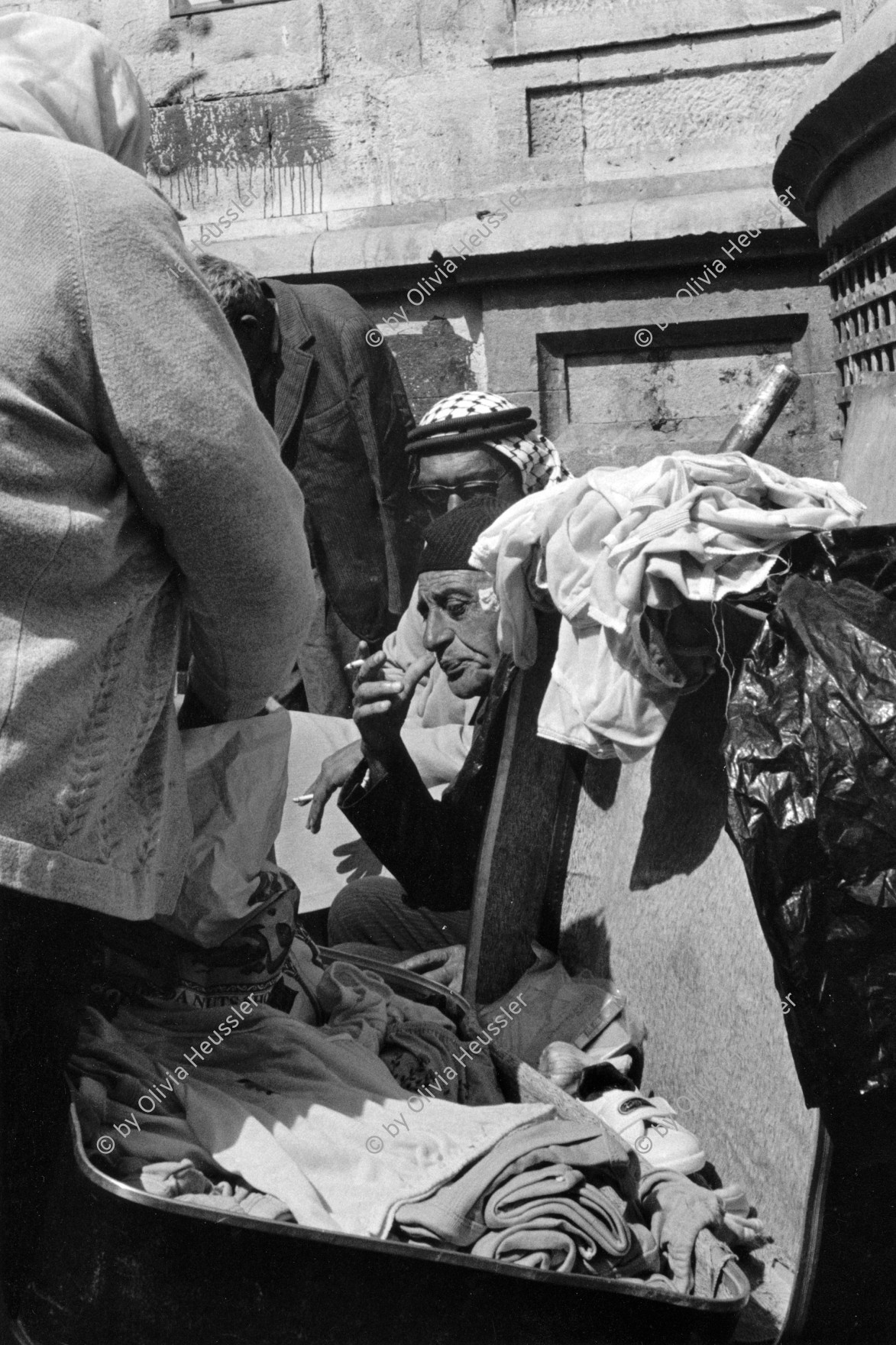 Image of sheet 19920330 photo 30: Der verlorene Knoblauch. Markt in Ost Jerusalem East  Altstadt. Jerusalem Palestine  Old Town. 1992 √ Israel

The lost garlick. Market in East-Jerusalem. man smoking smoker 
© 1992, Olivia Heussler