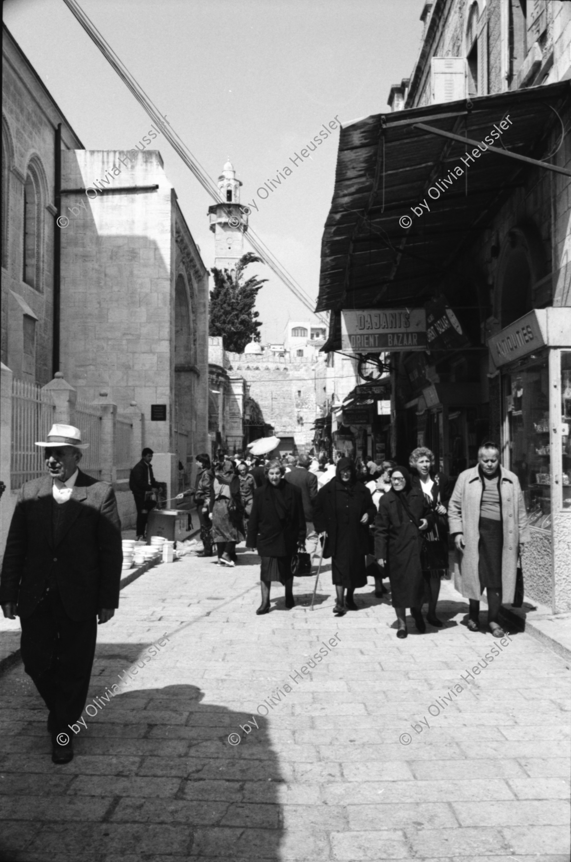 Image of sheet 19920330 photo 31: Diese Frauen nehmen an einem Beerdigungs umzug in Bir Zeit teil.
These women take part in a funeral. 
 04. 1992 √
Birzeit (Arabic: بيرزيت‎) (also written Bir Zeit) is a Palestinian town near Ramallah in the central West Bank. Its population in the 2007 census was 4529. Birzeit is a traditional Christian town. Its history dates back to the Byzantine era and earlier