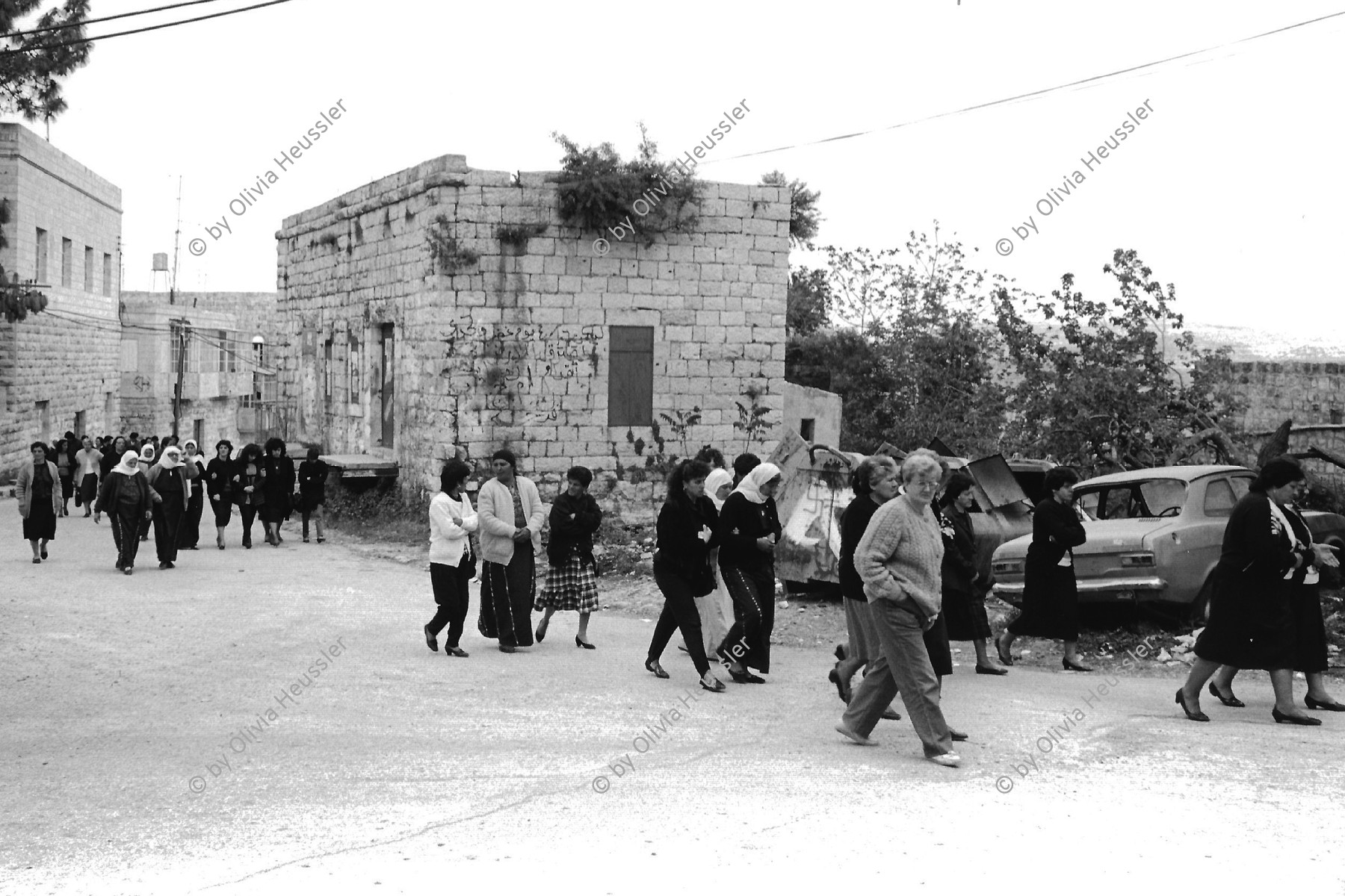 Image of sheet 19920330 photo 4: Diese Frauen nehmen an einem Beerdigungs umzug in Bir Zeit teil.
These women take part in a funeral.
04. 1992 √
Birzeit (Arabic: بيرزيت‎) (also written Bir Zeit) is a Palestinian town near Ramallah in the central West Bank. Its population in the 2007 census was 4529. Birzeit is a traditional Christian town. Its history dates back to the Byzantine era and earlier