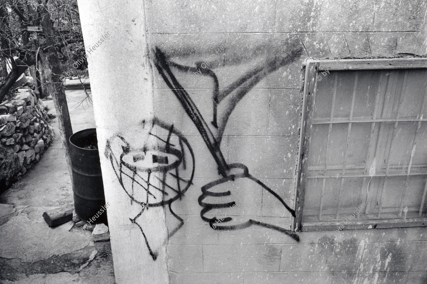 Image of sheet 19920330 photo 7: Bien que le graffiti soit peint partout intifada par la puissance d'occupation israélienne, de plus en plus de nouveaux émerger, comme ici à Bir Zeit. territoires occupés

Obwohl Graffitis der Intifada überall von der israelischen Besatzungsmacht übermalt werden, tauchen immer mehr Neue auf, wie hier in Bir Zeit. occupied territories 
counter power Altkirch
Exhibition: Contres Pouvoirs, Altkirch 2018

Even though the Israeli occupation troups constantly paint over the Intifada graffiti, new ones are always popping up like here in Bir Zeit.
Palestine Palästina 1992 √