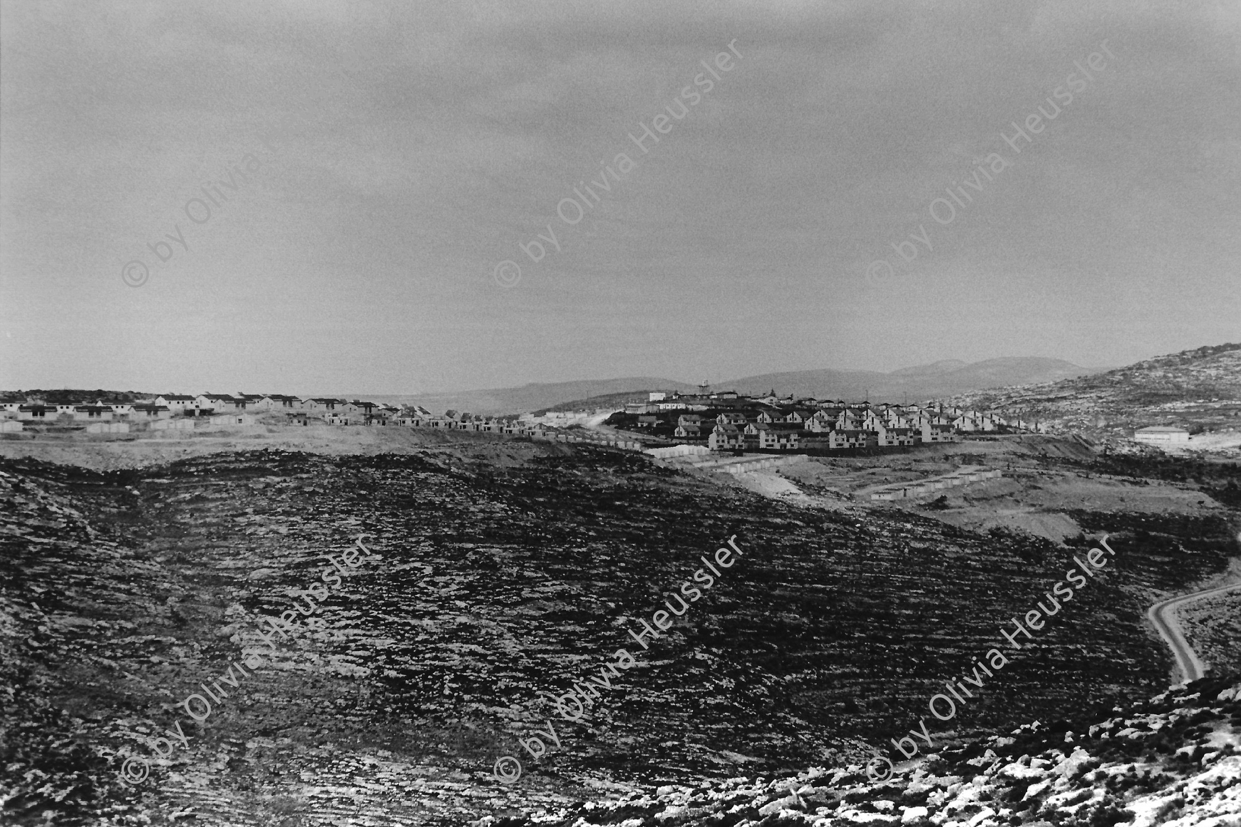 Image of sheet 19920340 photo 8: Immerwieder begegne ich frischgebackenen israelischen Siedliungen. Irgendwo, zwischen Birzeit und Nablus. 04.92 Palestine Palästina 1992 √
Between Bir Zeit and Nablus I cross several new Israeli Settlements.

© 1992, OLIVIA HEUSSLER / www.clic.li