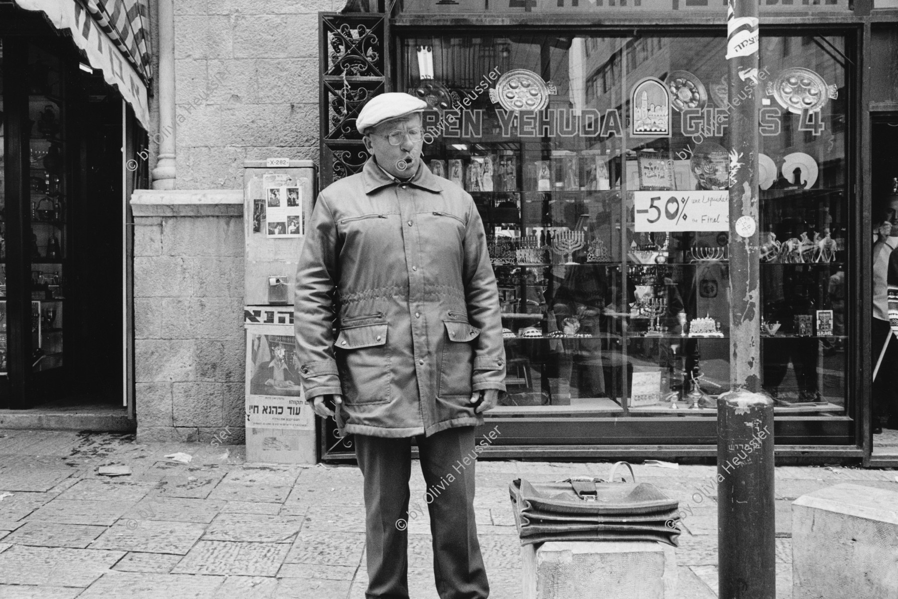 Image of sheet 19920350 photo 10: Dieser russische Einwanderer versucht sich mit Singen in der Fussgängerzone West-Jerusalem durchzuschlagen. Jerusalem Palestine Israel 1992 √
This Russian immigrant is earning his money as an opera singer in the pedestrian zone of West Jerusalem.
russian immigrant singing for money in the pedestrian section of West Jerusalem

From:  Out of Jerusalem / Jenseits von Jerusalem page Nr. : 37


© 1992, OLIVIA HEUSSLER / www.clic.li