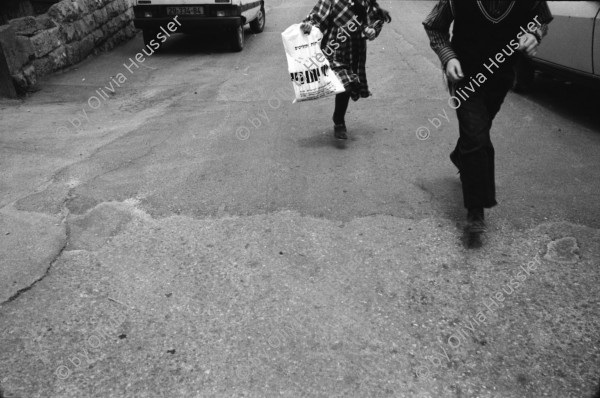 Image of sheet 19920350 photo 12: West Jerusalem, Junge und russischer Einwanderer und Opernsänger. Mea Shearim, Ben Yehudin Strasse. Vermesser in Jerusalem Ost. Schafherde. Projekt Ausbildung in Physiotherapie. Schafe werden gewaschen. El Ojer. Westbank. Portrait junge Palästinenser Tahreer Romaniah 23 ig Arztgehilfin. Portrait: Serin, (14) Von Siedler angefahren.
Israel Occupied territory Palestine Palästina 1992