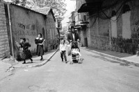 Image of sheet 19920350 photo 13: Jüdische Familie im orthodoxen Viertel «Mea-Shearim» West-Jerusalem, Israel 1992.

A Jewish family man with baby trolley in the Orthodox Quarter, Mea Shearim, in Jerusalem.