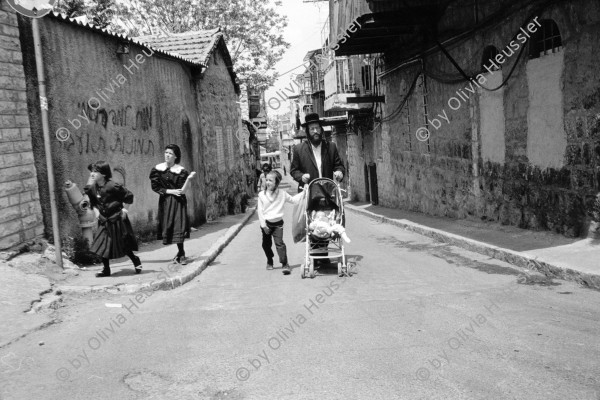 Image of sheet 19920350 photo 13: Jüdische Familie im orthodoxen Viertel «Mea-Shearim» West-Jerusalem, Israel 1992.

A Jewish family man with baby trolley in the Orthodox Quarter, Mea Shearim, in Jerusalem.