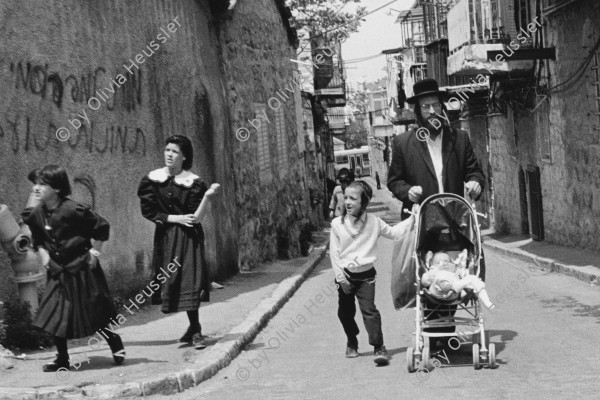 Image of sheet 19920350 photo 13: Eine jüdische Familie Mann mit Baby in Kinderwagen und zwei Schulmädchen in Uniform im orthodoxen Viertel Mea Shearim in Jerusalem. Israel 04.92
Palestine Israel 1992 √

A Jewish family and man with baby in trolley school girls in uniforms in the Orthodox Quarter, Mea Shearim, in Jerusalem.