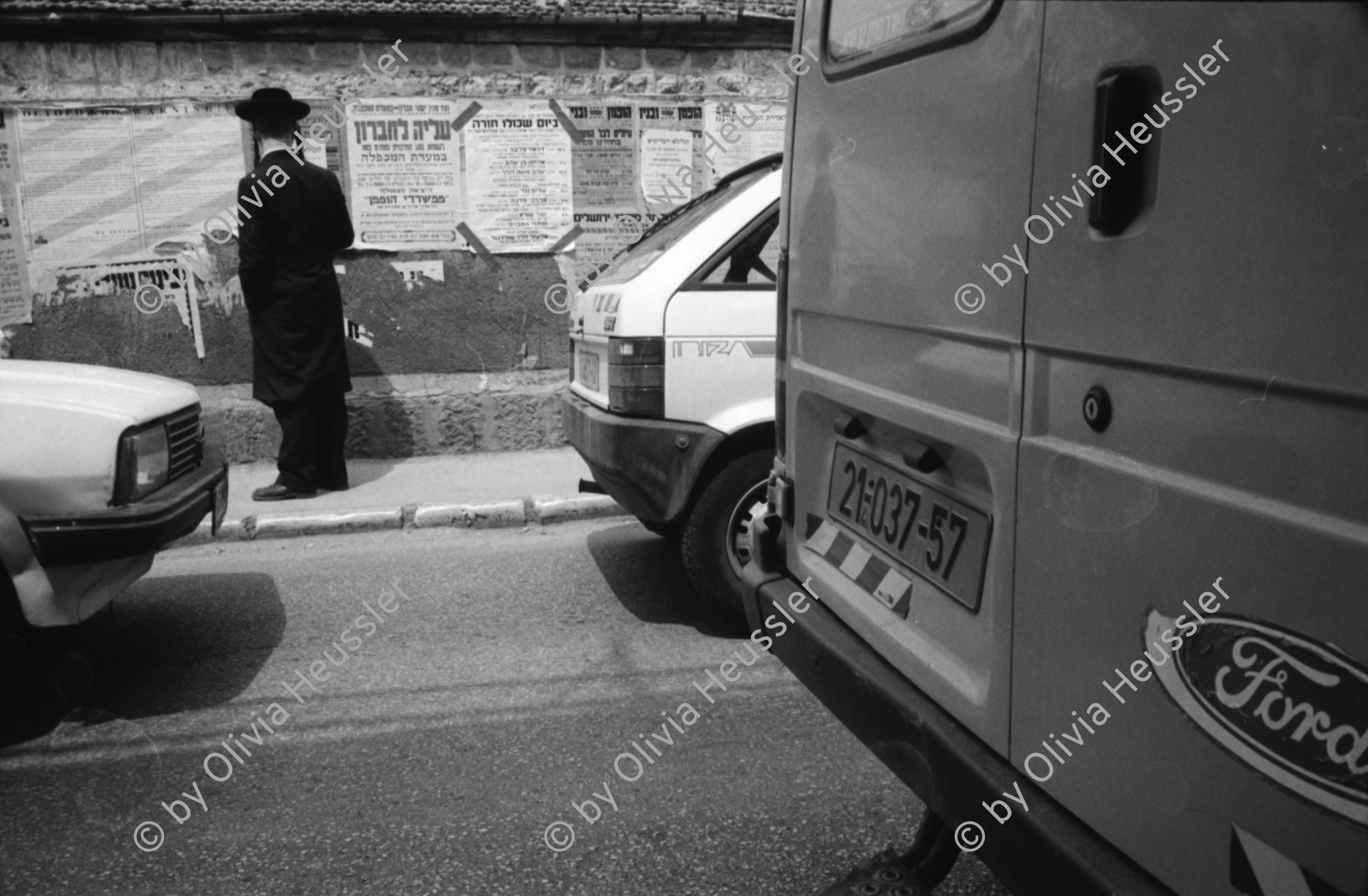 Image of sheet 19920350 photo 17: West Jerusalem, Junge und russischer Einwanderer und Opernsänger. Mea Shearim, Ben Yehudin Strasse. Vermesser in Jerusalem Ost. Schafherde. Projekt Ausbildung in Physiotherapie. Schafe werden gewaschen. El Ojer. Westbank. Portrait junge Palästinenser Tahreer Romaniah 23 ig Arztgehilfin. Portrait: Serin, (14) Von Siedler angefahren.
Israel Occupied territory Palestine Palästina 1992