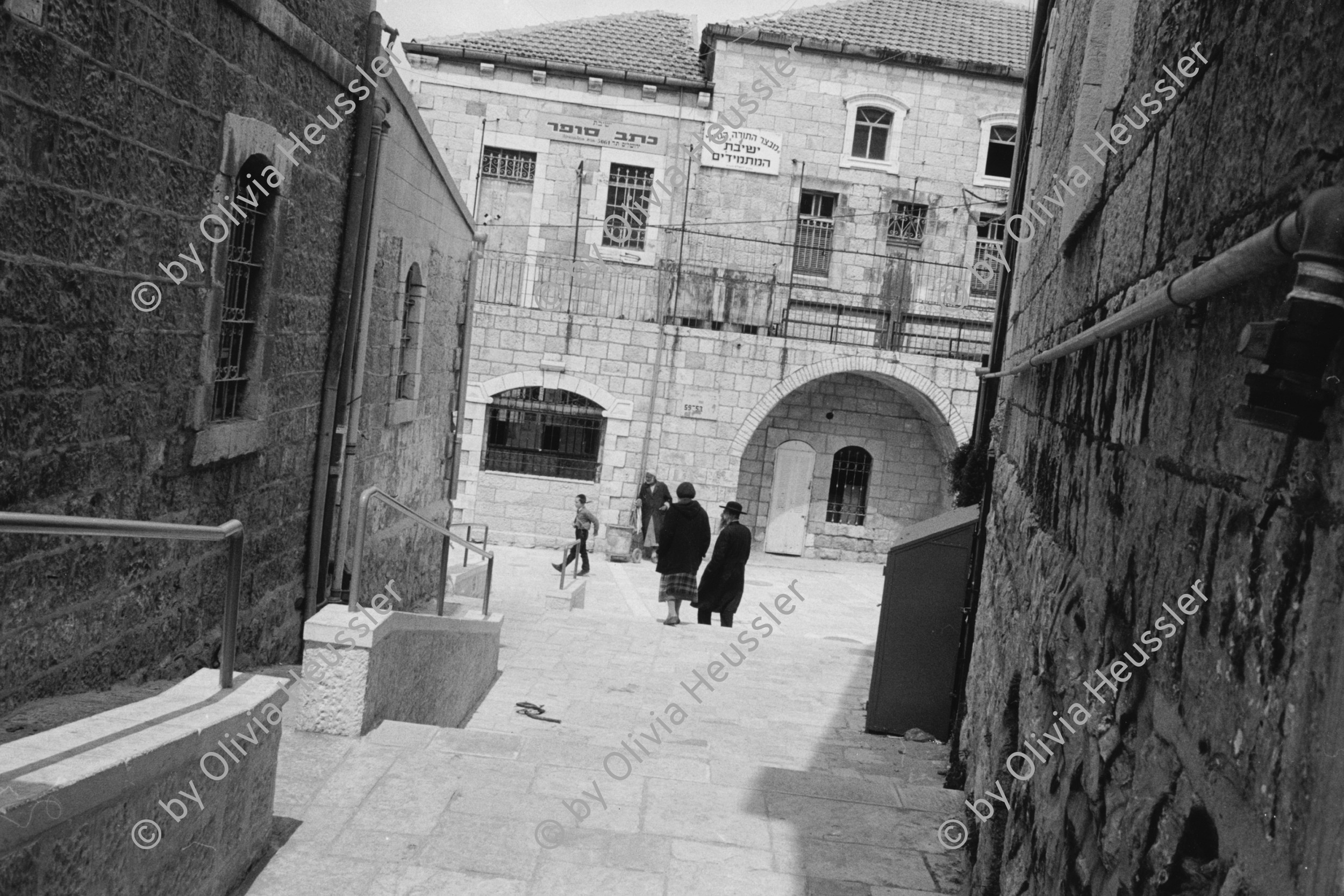 Image of sheet 19920350 photo 20: Im jüdisch-orthodoxen Stadtteil Jerusalems, Israel 04.92
Palestine Israel 1992 √
In the Orthodox Jewish area of Mea Shearim, the city of Jerusalem.
copyright by
© 1992, OLIVIA HEUSSLER / www.clic.li