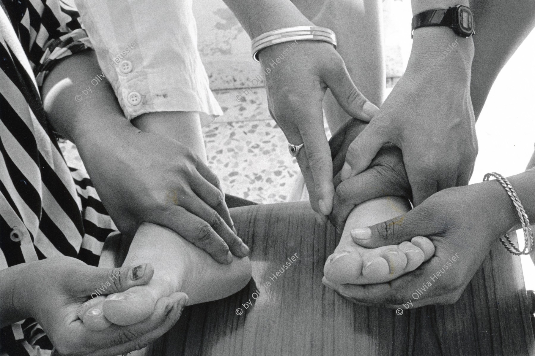 Image of sheet 19920350 photo 26: Eine europäische Physiotherapeutin bildet junge Dorfpflegerinnen aus. El Ojer, Westbank Palästina 04.92 Füsse Hände Hand and feets
A European physical therapist trains a young village health worker in the Occupied territory Palestine Palästina 1992 √

From: Out of Jerusalem/ Jenseits von Jerusalem page: 59
village nurse Physio therapy education health medical ngo aipphr

© 1992, OLIVIA HEUSSLER / www.clic.li