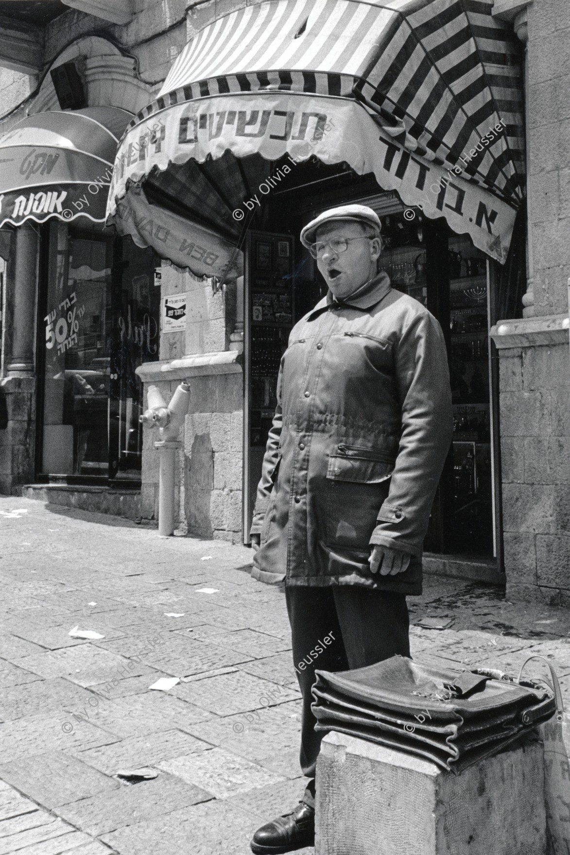 Image of sheet 19920350 photo 8: Dieser russische Einwanderer versucht sich mit Singen in der Fussgängerzone West-Jerusalem durchzuschlagen. Israel Jerusalem 1992