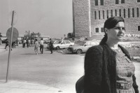 Image of sheet 19920370 photo 25: Prof. Sumaya Nazer während einer Vorlesung in der Universität Bir Zeit, Westbank. 28.04.92 Palestine √
Sumaya Nazer is a christian Palästina writer and teaches at the university Bir Zeit botanics.
Sumaya Farhat Naser (Arabic: سمية فرحات ناصر‎, born 11 June 1948 in Bir Zeit) is a Palestinian Christian peace activist in the West Bank.

Birzeit University (BZU) (Arabic: جامعة بيرزيت‎) is a public university located in Birzeit near Ramallah, Palestinian territories. BZU is among the foremost tertiary educational institutes in the Palestinian territories and has played a significant role in the Palestinian political dialogue.It is the first institution of higher education to be established in the Palestinian territories and is considered as one of the most prestigious universities in the West Bank.Furthermore, BZU has the highest admission averages among other Palestinian universities