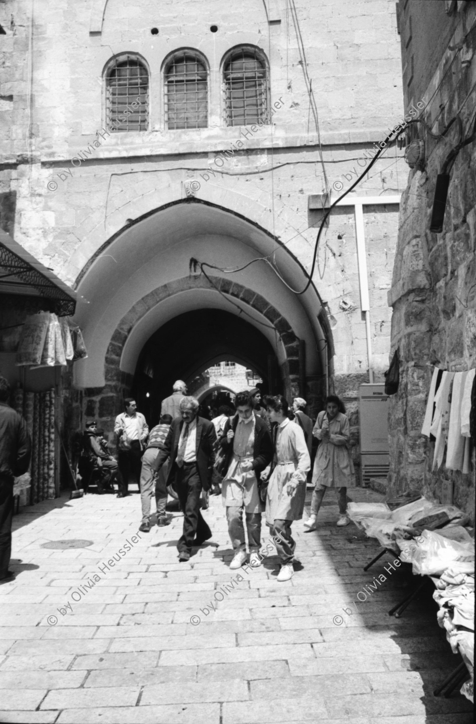 Image of sheet 19920380 photo 14: frtsg. Eröffnung Uni Birzeit mit Sumaya Nazer. Prof. Gabi Baramki Leiter der Uni. PR-Specher Marc Taylor. Canada. Universität University Birzeit .29.5. 29.4.92 

Birzeit University (BZU) (Arabic: جامعة بيرزيت‎) is a public university located in Birzeit near Ramallah, Palestinian territories. BZU is among the foremost tertiary educational institutes in the Palestinian territories and has played a significant role in the Palestinian political dialogue.It is the first institution of higher education to be established in the Palestinian territories and is considered as one of the most prestigious universities in the West Bank.Furthermore, BZU has the highest admission averages among other Palestinian universities

Opening ceremony of Holocaust Martyrs'and Heroes' remembrance day. Yitzhak Rabin. (Labour) empfängt General Wassili Petrenko, Befreier von Ausschwitz, vor 50 Jahren, auf dem Mount Herzl. Yad Vashem. IDF Honor Guard.Präsident Chaim Herzog, Premier Minister Ytzchak Shamir. Szenen Jerusalem Altstadt. Klagemauer Frauen beten Soldaten kontrollieren Eingang zur Klagemauer. Is soldier army women woman Israel 1992
Out of Jerusalem jenseits von