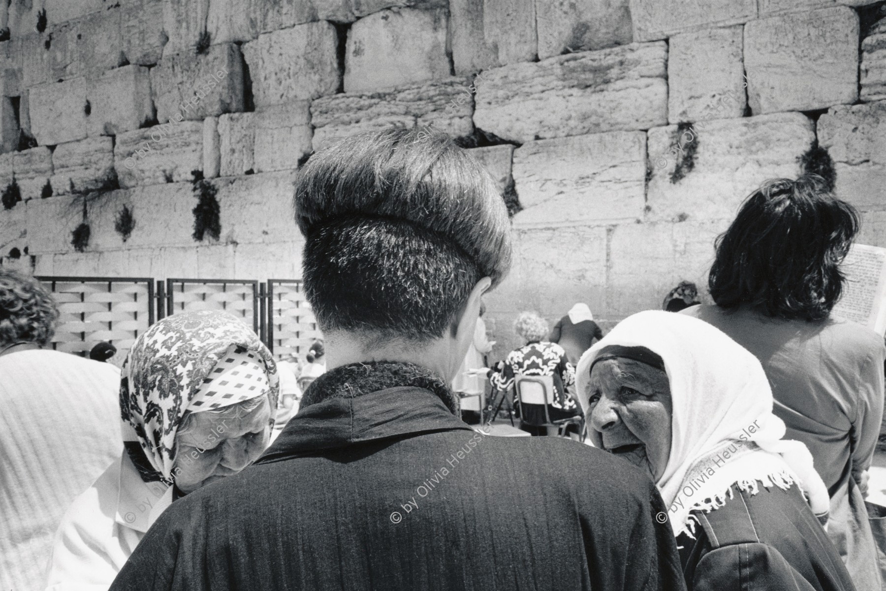 Image of sheet 19920380 photo 18: © 1992, Olivia Heussler / www.clic.li
Eine junge Frau erklärt den älteren Einwanderinnen die Geschichte der Klagemauer im Jerusalem. Israel 1992 √
A young woman explains to elderly immigrant's the story of the Wailing Wall in Jerusalem.