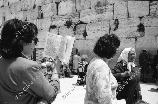 Image of sheet 19920380 photo 19: frtsg. Eröffnung Uni Birzeit mit Sumaya Nazer. Prof. Gabi Baramki Leiter der Uni. PR-Specher Marc Taylor. Canada. Universität University Birzeit .29.5. 29.4.92 

Birzeit University (BZU) (Arabic: جامعة بيرزيت‎) is a public university located in Birzeit near Ramallah, Palestinian territories. BZU is among the foremost tertiary educational institutes in the Palestinian territories and has played a significant role in the Palestinian political dialogue.It is the first institution of higher education to be established in the Palestinian territories and is considered as one of the most prestigious universities in the West Bank.Furthermore, BZU has the highest admission averages among other Palestinian universities

Opening ceremony of Holocaust Martyrs'and Heroes' remembrance day. Yitzhak Rabin. (Labour) empfängt General Wassili Petrenko, Befreier von Ausschwitz, vor 50 Jahren, auf dem Mount Herzl. Yad Vashem. IDF Honor Guard.Präsident Chaim Herzog, Premier Minister Ytzchak Shamir. Szenen Jerusalem Altstadt. Klagemauer Frauen beten Soldaten kontrollieren Eingang zur Klagemauer. Is soldier army women woman Israel 1992
Out of Jerusalem jenseits von