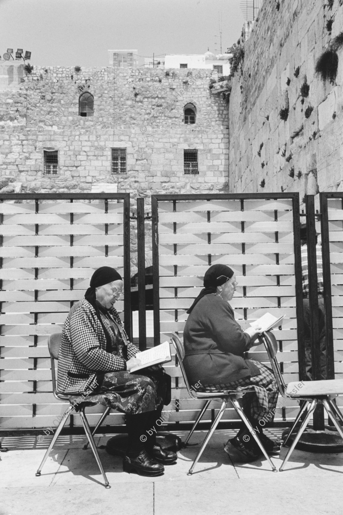 Image of sheet 19920380 photo 22: Ein älteres religiöses Zwillingspaar beim Gebet an der Jerusalemer Klagemauer. 04.92 Israel religious Jews pray at the Western Wall in the Old City of Jerusalem
Women retired old people twins praying at the Western Wall in Jerusalem. 1992 √