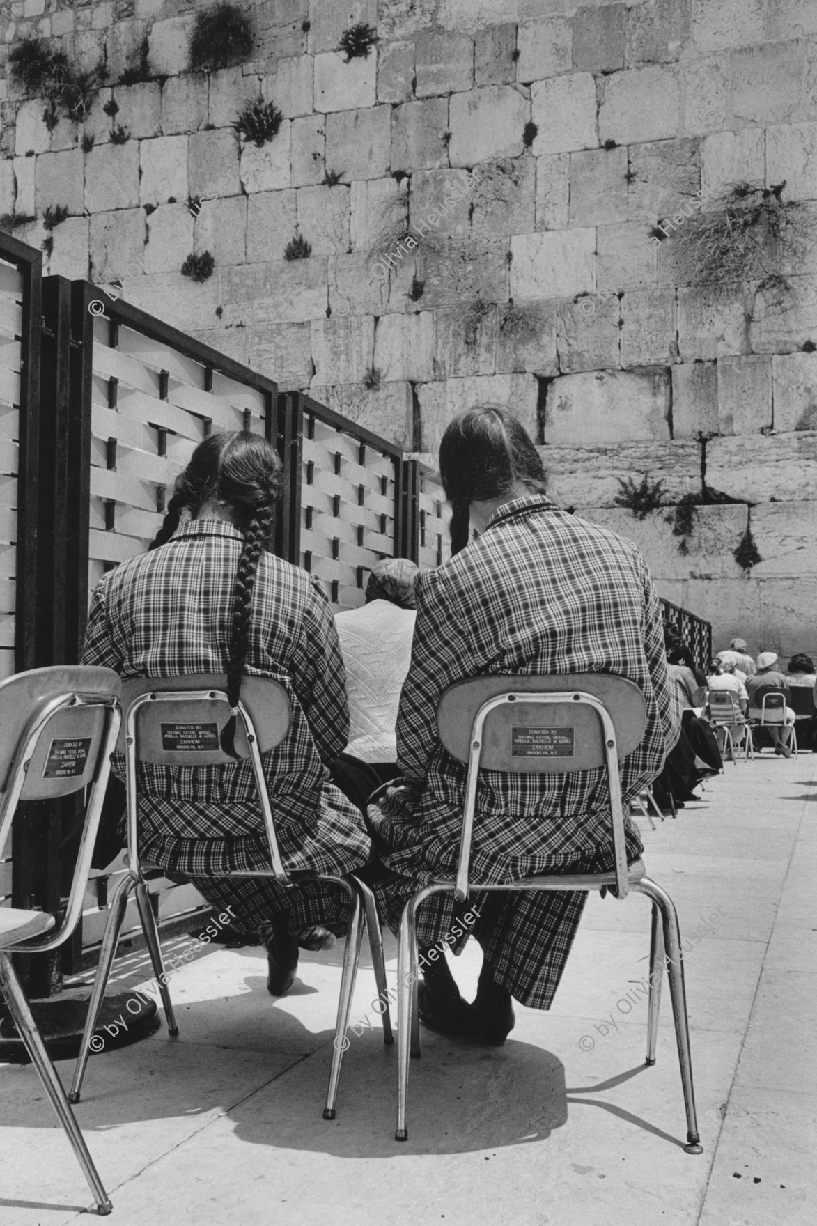 Image of sheet 19920380 photo 24: Junge religiöse Zwillinge beim Gebet vor der Klagemauer in Jerusalem. Palästina 05.92
Hassidic twins praying at the Western Wall in Jerusalem. Israel 1992 √