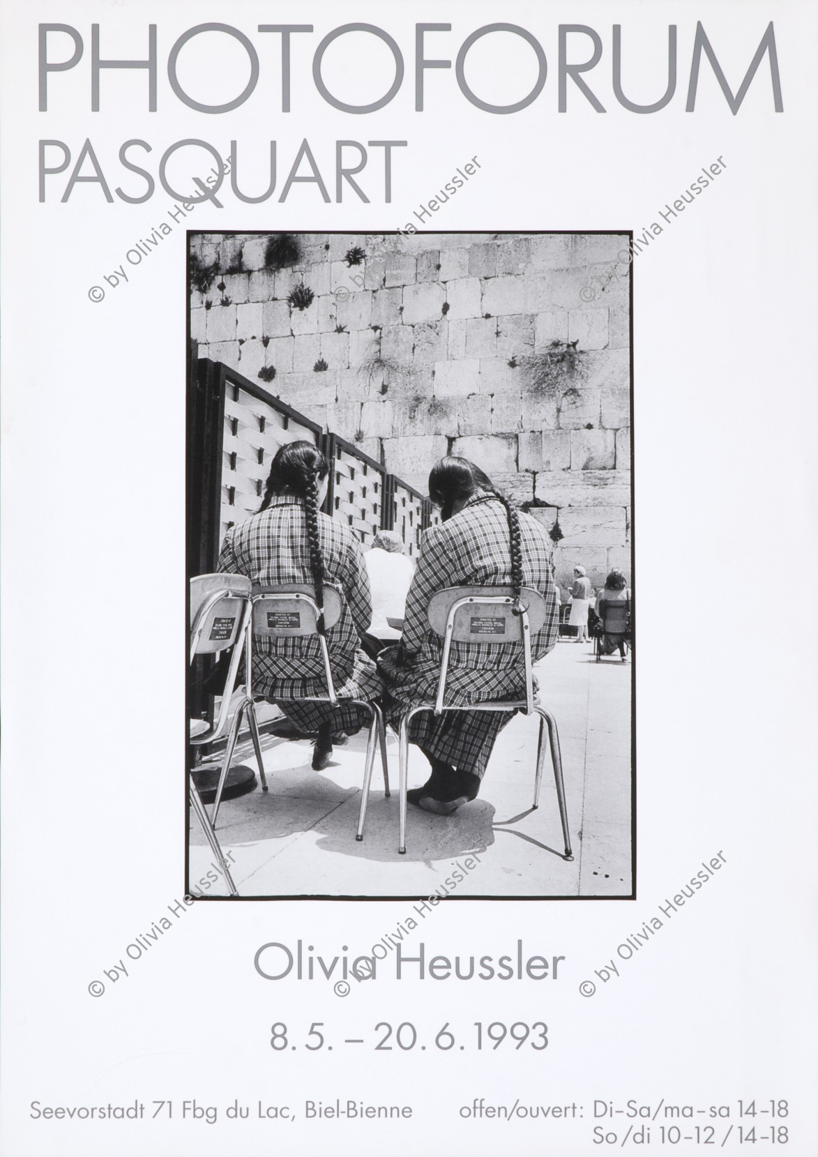 Image of sheet 19920380 photo 25: Plakat Poster 
Ausstellung Photoforum Biel Bienn Pasquart 8.5.-20.6.1993 

Zwillinge Religion Judentum jüdische Uniform Stühle Donation
Palestine Jerusalem Altstadt. Klagemauer Frauen beten Klagemauer. women woman Israel 1992
Out of Jerusalem jenseits von 
Press archive printed published photography by Olivia Heussler