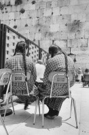 Image of sheet 19920380 photo 25: Hassidische Zwillinge beim Gebet vor der Klagemauer in Jerusalem. Palästina 05. 1992
Palestine Israel 
ohne Aufkleber Print; L . Erismann
Poster DDR Papier Vintage

Hassidic twins praying at the Western Wall in Jerusalem. Wailing wall Israel √

Aus: Out of Jerusalem / Jenseits von Jerusalem page 45 Old town