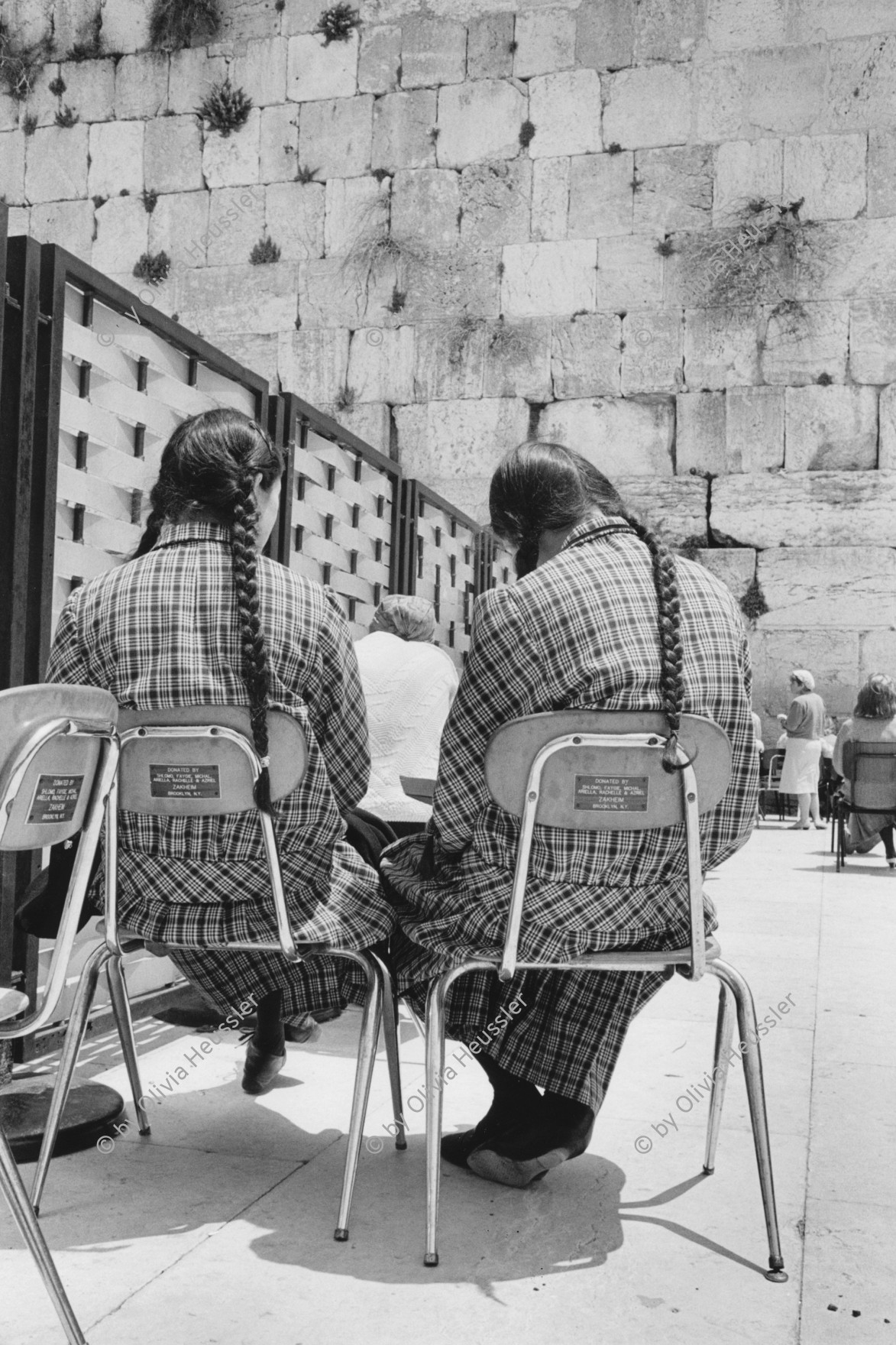 Image of sheet 19920380 photo 25: Hassidische Zwillinge beim Gebet vor der Klagemauer in Jerusalem. Palästina 05. 1992
Palestine Israel 
ohne Aufkleber Print; L . Erismann
Poster DDR Papier Vintage

Hassidic twins praying at the Western Wall in Jerusalem. Wailing wall Israel √

Aus: Out of Jerusalem / Jenseits von Jerusalem page 45 Old town