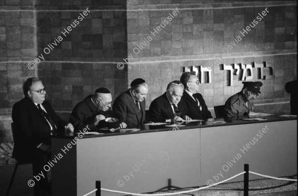 Image of sheet 19920390 photo 18: Yad Vashem (Hebrew: יד ושם‎‎ (Holocaust Martyrs' and Heroes' Remembrance Authority) is Israel's official memorial to the Jewish victims of the Holocaust, established in 1953 through the Yad Vashem Law passed by the Knesset, Israel's parliament.
Portrait: General Wassili Petrenko, Befreier von Ausschwitz, vor 50 Jahren und Rabin. (Labour).
 Yitzhak Rabin (help·info) (Hebrew: יִצְחָק רַבִּין ‎‎ IPA: [jitsˈχak ʁaˈbin]; March 1, 1922 – November 4, 1995) was an Israeli politician, statesman and general. He was the fifth Prime Minister of Israel, serving two terms in office, 1974–77 and 1992 until his assassination in 1995.

In 1994, Rabin won the Nobel Peace Prize together with Shimon Peres and Yasser Arafat. He was assassinated by right-wing Israeli radical Yigal Amir, who was opposed to Rabin's signing of the Oslo Accords. Rabin was the first native-born prime minister of Israel, the only prime minister to be assassinated and the second to die in office after Levi Eshkol.

Orden. Gruppe mit Ytzhak Shamir, 3 von re. Soldaten. Shamir spricht. 
Yitzhak Shamir (help·info) (Hebrew: יצחק שמיר‎, born Icchak Jeziernicky; October 15, 1915) is a former Israeli politician, the seventh Prime Minister of Israel, in 1983–84 and 1986–92.
Portrait von Eliezer Feiler, im Kibbutz ad Hanna.Lev Hasharon.Portrait von Pnina Feiler. Israel 1992

Yad Hana (Hebrew: יַד חַנָּה, lit. Hannah's Memorial) is a Community settlement and former kibbutz in Israel's Sharon plain. Covering 2,600 dunams, it is located within the Hefer Valley Regional Council near Highway 57 north of the country's center. In 2006 it had a population of 208. In 2010, the Kibbutz movement newspaper Daf HaYarok reported that it numbered 140 member