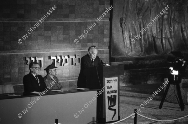 Image of sheet 19920390 photo 24: Yad Vashem (Hebrew: יד ושם‎‎ (Holocaust Martyrs' and Heroes' Remembrance Authority) is Israel's official memorial to the Jewish victims of the Holocaust, established in 1953 through the Yad Vashem Law passed by the Knesset, Israel's parliament.
Portrait: General Wassili Petrenko, Befreier von Ausschwitz, vor 50 Jahren und Rabin. (Labour).
 Yitzhak Rabin (help·info) (Hebrew: יִצְחָק רַבִּין ‎‎ IPA: [jitsˈχak ʁaˈbin]; March 1, 1922 – November 4, 1995) was an Israeli politician, statesman and general. He was the fifth Prime Minister of Israel, serving two terms in office, 1974–77 and 1992 until his assassination in 1995.

In 1994, Rabin won the Nobel Peace Prize together with Shimon Peres and Yasser Arafat. He was assassinated by right-wing Israeli radical Yigal Amir, who was opposed to Rabin's signing of the Oslo Accords. Rabin was the first native-born prime minister of Israel, the only prime minister to be assassinated and the second to die in office after Levi Eshkol.

Orden. Gruppe mit Ytzhak Shamir, 3 von re. Soldaten. Shamir spricht. 
Yitzhak Shamir (help·info) (Hebrew: יצחק שמיר‎, born Icchak Jeziernicky; October 15, 1915) is a former Israeli politician, the seventh Prime Minister of Israel, in 1983–84 and 1986–92.