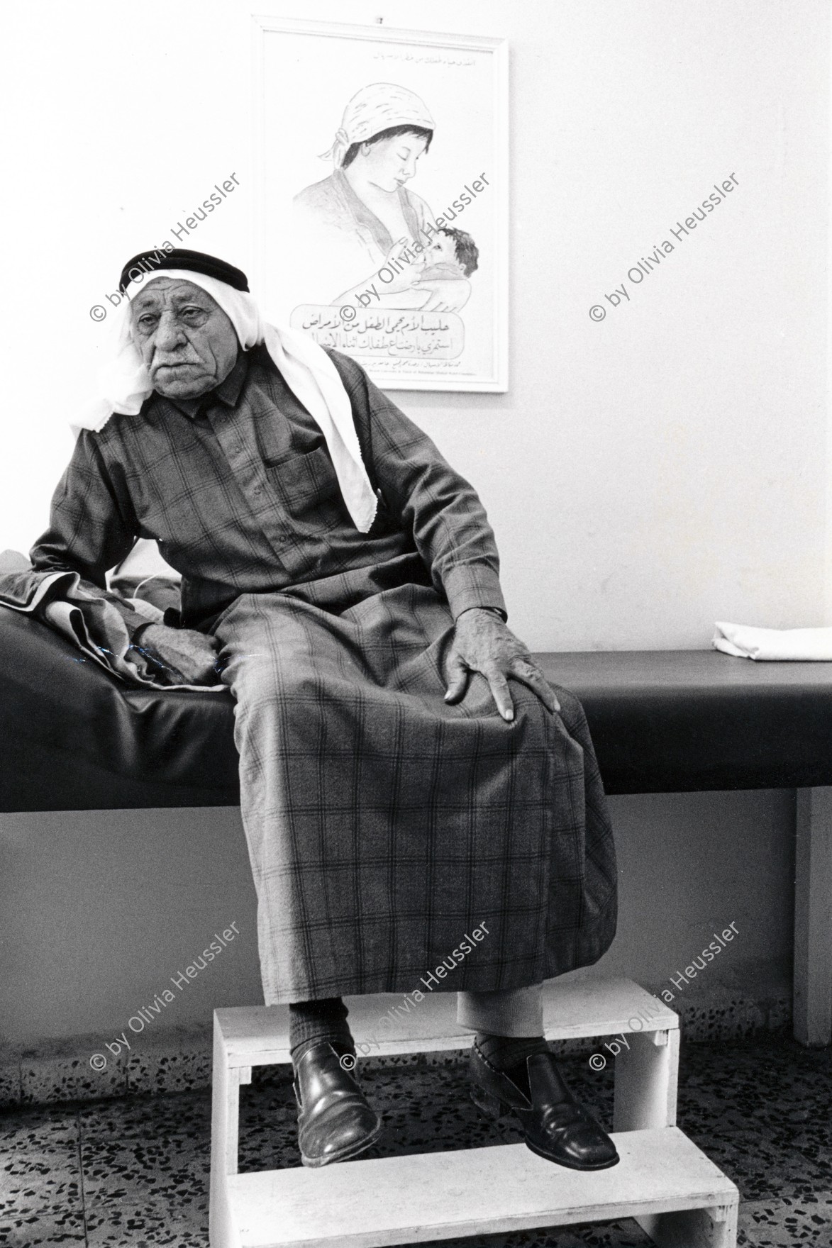 Image of sheet 19920400 photo 22: © 1992, OLIVIA HEUSSLER/ www.clic.li
Ein alter Palästinenser wartet im Gesundheitszentrum auf den Arzt. Tulkarm Palästina Westbank 05.92 
Old man in Keffiyeh Kuffiyah palästinensische Kopfbedeckung

An elderly Palestinian waits for a doctor in the health center. Tulkarm. Palestine occupied terrtories 1992 √ Health care Human rights