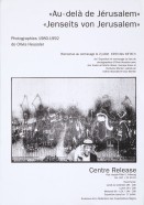 Image of sheet 19920400 photo 4: Poster Plakat Ausstellung Jenseits von jerusalem Au delà de Jerusalem
centre Release Fribourg 1993
Muslim Moslem vor Grafitti. Keffiah PALESTINE