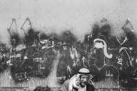 Image of sheet 19920400 photo 4: Ein Palästinenser mit Kopftuch Keffiyeh sitzt vor einer verkratzten Hauswand in der Altstadt Jerusalems. Palästina Israel Palestine 1992 √
alter Mann Mural Kopfbedeckung Kufiya Portrait

copyright by Olivia Heussler  Graffiti

old Palestinian with Keffiyeh sitting in front of a scratched wall in the Old City of Jerusalem.
Aus: Out of Jerusalem / Jenseits von Jerusalem page 47