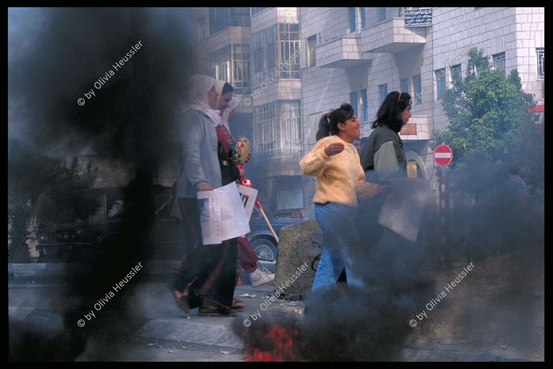 Image of sheet 19920407 photo 509: Protest by Palestinian women in Ramallah Westbank occupied territory Rauch smoke Palestine color 1992