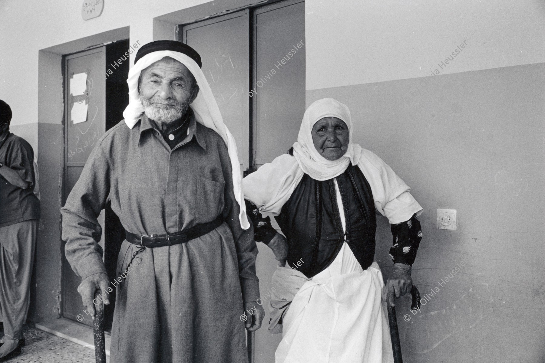 Image of sheet 19920410 photo 22: © 1992, OLIVIA HEUSSLER/ www.clic.li
Aelteres palästinensisches Ehepaar wartet auf die israelische Aerztin. Anabta, Westbank, Palästina 1992 Palestine

An old Palestinian couple waits for the Israeli doctor. Anabta. 1992 √ Human rights Health care older People occupied territories