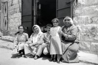 Image of sheet 19920410 photo 26: Abd El Karem-Familie in Anabta, Tulkarm Palästina 1992.  
palestinian family sitting in  Group Gruppenbild