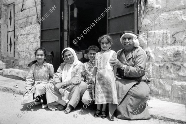 Image of sheet 19920410 photo 26: Abd El Karem-Familie in Anabta, Tulkarm Palästina 1992.  
palestinian family sitting in  Group Gruppenbild